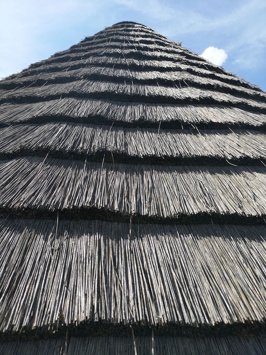 palla, sostre, triangle, triangular, cel blau, núvol, arquitectura, cel, vista d’angle baix, estructura construïda, patró, dia, exterior de l'edifici, cap gent, naturalesa, núvol - cel, sostre de palla, edifici, teula de teulada, a l'aire lliure, llum solar, repetició, casa, ferro corrugat, textura, ferro, corrugat, 5K
