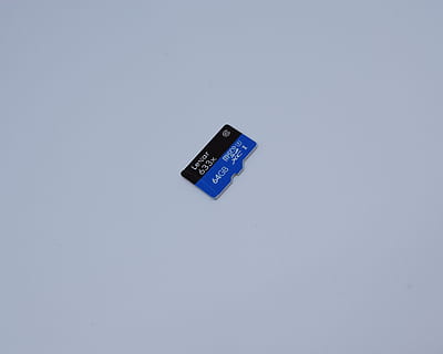 Speicherkarte, microsd, Hardware-, Komponente, Makro, Datenspeicher, Daten, Platte, magnetische Datenspeicherung, Tafel, Speichermedium, Speicherstick, Digital, kopieren sie platz, Studioaufnahme, Blau, Kommunikation, Technologie, keine Leute, drinnen, einzelnes Objekt, Stillleben, weißer Hintergrund, kabellose Technologie, Verbindung, ausgeschnitten, Nahansicht, Nummer, High Angle View, tragbares Informationsgerät, weiße Farbe, Finanzen, schwarze Farbe, 4K, CC0, gemeinfrei, lizenzfrei