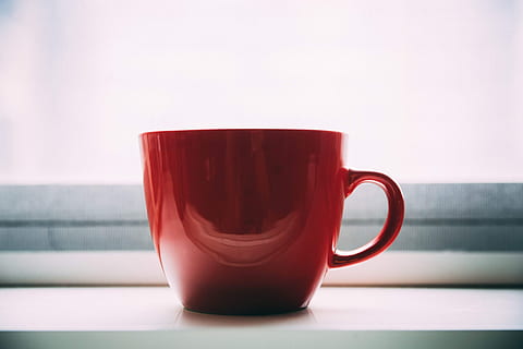 tazza in ceramica rossa, tazza, tazza di caffè, ceramica, piattino, bere, bevanda, caffè espresso, latte macchiato, pianta, vaso, tè verde, struttura, bianca, crema pasticciera, cibo, accessorio, gioielli, pietra preziosa, diamante, boccale, rinfresco, cibo e bevande, bevanda calda, in casa, caffè, caffè - bevanda, tè - bevanda calda, tazza di tè, nessuno, avvicinamento, vasellame, rosso, tè, calore - temperatura, tavolo, 4K, CC0, dominio pubblico, privo di copyright