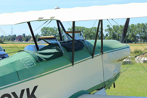 pis dúplex, volant, avions, oldtimer, manera de transport, transport, dia, cel, naturalesa, planta, cap gent, a l'aire lliure, herba, vaixell nàutic, camp, color verd, llum solar, vehicle terrestre, terra, arbre, viatjar, amarrat, metall, estacionari, 4K, CC0, domini públic, lliure de regalies