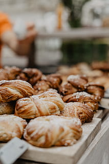 paistettu leivonnaiset, leipä, ruoka, croissant, pulla, Ruotsi, foofphoto, kanelbullar, kodikas, namia, leipomo, myymälä, ihmisen, henkilö, jälkiruoka, leivonnainen, basaari, markkinoida, herkkukauppa, ravintola, kahvio, ruoka ja juoma, asetelma, tuoreus, lähikuva, ei ihmisiä, valmis syömään, suuri joukko esineitä, sisällä, paistettu, valikoiva tarkennus, keskittyä etualalle, hemmottelu, makea ruoka, pöytä, ruskea, houkutus, hyvinvointi, välipala, ranskalainen ruoka, 5K, CC0, public domain, rojaltivapaa