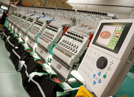 maquinària, brodats, ordinador, tecnologia, control, equipament, panell de control, a l'interior, en fila, primer pla, música, indústria, equip d’àudio, cap gent, complexitat, mesclador de so, equip de gravació de so, estudi, polsador, ordre, fàbrica, marcar, teclat, 2K, CC0, domini públic, lliure de regalies