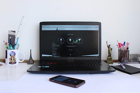 počítač, Černá, stůl, kancelář, technologie, informatika, osobní počítač, přenosný počítač, buněčný, uvnitř, nikdo, sdělení, spojení, bezdrátové technologie, nábytek, lavice, počítačové vybavení, stálý život, podnikání, zařízení, laptop, obrazovka, hudba, pero, přenosné informační zařízení, 2K, CC0, veřejná doména, bez autorských práv