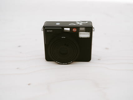 zwart, camera, wit, oppervlakte, elektronica, digitale camera, band, lensdop, camera lens, videocamera, cassettespeler, verdieping, hout, multiplex, adapter, ipod, audio luidspreker, spreker, graniet, pottenbakkerij, schotel, logo, handelsmerk, technologie, fotografie thema's, enkel object, binnenshuis, studio opname, geen mensen, camera - fotografische apparatuur, detailopname, zwarte kleur, communicatie, witte achtergrond, kopie ruimte, lens - oog, vooraanzicht, fotografische apparatuur, lens - optisch instrument, muziek-, controle, kunst cultuur en entertainment, 8K, CC0, publiek domein, royaltyvrij