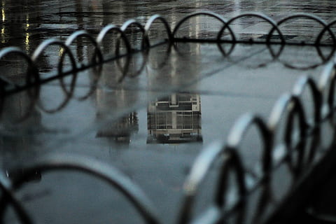 Regen, Wasser, Reflexion, Fahrrad, keine Leute, Transport, die Architektur, Verbindung, Kabel, Technologie, Nahansicht, selektiver Fokus, gebaute Struktur, Stadt, Gebäudehülle, Landfahrzeug, Transportmittel, Elektrizität, Metall, draußen, Tag, konzentrieren sie sich auf den hintergrund, Kommunikation, Netzteil, Rad, 4K