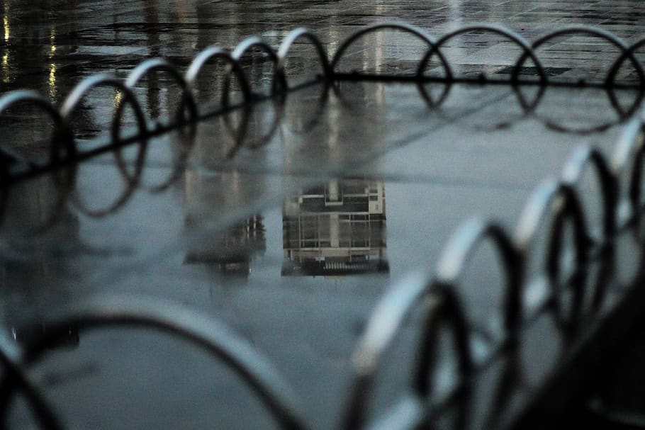 Regen, Wasser, Reflexion, Fahrrad, keine Leute, Transport, die Architektur, Verbindung, Kabel, Technologie, Nahansicht, selektiver Fokus, gebaute Struktur, Stadt, Gebäudehülle, Landfahrzeug, Transportmittel, Elektrizität, Metall, draußen, Tag, konzentrieren sie sich auf den hintergrund, Kommunikation, Netzteil, Rad, 4K