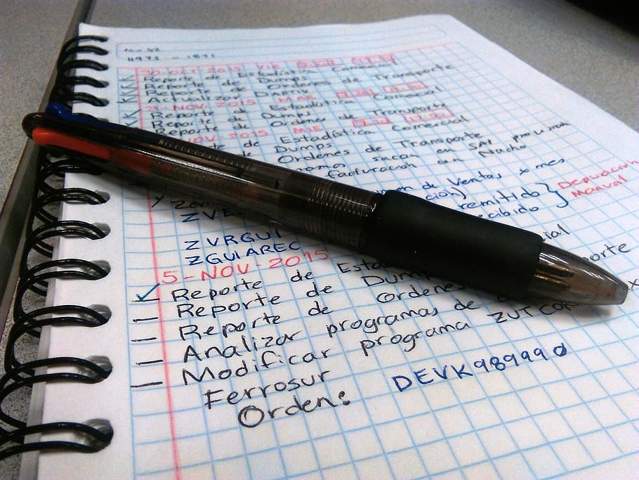 llibreta d'adreces, bolígraf, notes, paper, llibre, publicació, escriptura a mà, instrument d’escriptura, primer pla, vista d’angle alt, cap gent, educació, natura morta, comunicació, a l'interior, text, matemàtiques, nombre, aprenentatge, document, taula, ploma estilogràfica, càlcul, missatge, 2K