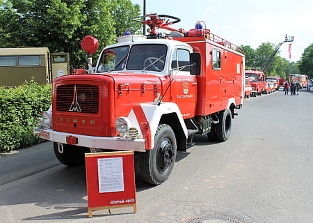 fuoco, vecchi tempi, camion dei pompieri, mezzi di trasporto, rosso, modo di trasporto, città, veicolo terrestre, camion, strada, incidenti e disastri, persone accessorie, veicolo a motore, giorno, autopompa, albero, natura, occupazione, veicolo terrestre commerciale, all'aperto, persone reali, salvare, 4K, CC0, dominio pubblico, privo di copyright