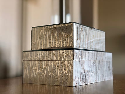 låda, lådor, tabell, inomhus, fortfarande liv, trämaterial, fokusera på förgrunden, närbild, inget folk, stack, box - container, behållare, selektiv fokusering, design, stor grupp av objekt, finansiera, silverfärgad, mönster, metall, rikedom, företag, 4K, CC0, offentligt domän, royaltyfria