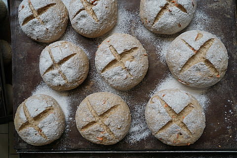 Brot, Backwaren, Frühstück, Lebensmittel, Essen und Trinken, Frische, Stillleben, drinnen, keine Leute, große gruppe von gegenständen, gebacken, Nahansicht, Tabelle, Wohlbefinden, High Angle View, fertig für den Verzehr, gesundes Essen, direkt darüber, Vollbild, gebackenes Gebäck, hausgemacht, braun, Versuchung, Tablett, 5K, CC0, gemeinfrei, lizenzfrei