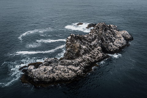 formacja skalna brązowa, cypel, morze, Natura, na dworze, woda, skała, Klif, wylądować, Pacyfik, przygoda, kamchatka, Rosja, ocean, badać, moja kamchatka, podróżować, linia brzegowa, Wybrzeże, fale morskie, piękno natury, solidny, rock - obiekt, wysoki kąt widzenia, żadnych ludzi, dzień, ruch, plaża, spokój, scenics - natura, spokojna scena, formacja skalna, fala, 2K, CC0, domena publiczna, darmowe zdjęcia