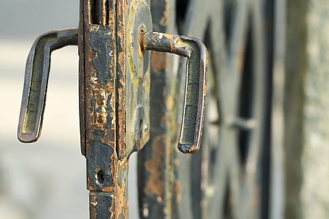 macinare, maniglia, ruggine, apertura, metallo, avvicinamento, sicurezza, nessuno, concentrarsi sulle conoscenze acquisite, protezione, giorno, serratura, arrugginito, vecchio, intemperie, all'aperto, Entrata, porta, luce del sole, declino, catena, deterioramento, color argento, ghiacciolo, 5K, CC0, dominio pubblico, privo di copyright