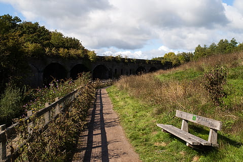 banc, Camí, pont, arc, núvol - cel, planta, cel, arbre, naturalesa, el camí a seguir, escena tranquil·la, cap gent, direcció, terra, tranquil·litat, dia, herba, camp, paisatge, bellesa a la natura, medi ambient, sendera, transport, creixement, a l'aire lliure, 2K, CC0, domini públic, lliure de regalies