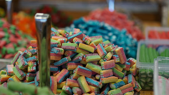 variation, gencive, sucre, Nourriture et boisson, aliments, abondance, fraîcheur, vente au détail, multi couleur, grand groupe d'objets, mise au point sélective, marché, choix, affaires, personne, alimentation saine, bien-être, à l'intérieur, fermer, empiler, étal de marché, petite entreprise, collation, stand de concession, 5K, CC0, domaine public, libre de droits