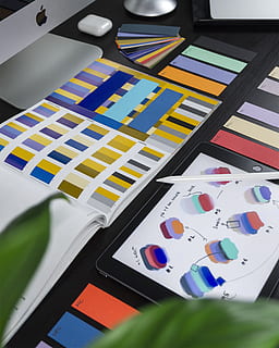hardware, computer, topo, elettronica, tappeto, annuncio pubblicitario, manifesto, gioco, carta, brochure, aviatore, imac, colori, tema del colore, ipad, worksetup, applicazione, Tech, tecnologia, il branding, multicolore, in casa, natura morta, tavolo, nessuno, vista dall'alto, cultura artistica e intrattenimento, avvicinamento, campione di colore, grande gruppo di oggetti, scelta, creatività, variazione, comunicazione, giallo, strategia, connessione, 1080P, CC0, dominio pubblico, privo di copyright