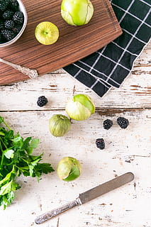 fructe pe masă, plantă, alimente, legume și fructe, fruct, frunze, ierburi, pătrunjel, vegetal, armă, armament, cuţit, lamă, flatlay, mure, negru și verde, argintărie, mese rustice, rustic food, verde, alimente fotografice, mancare si bautura, mâncat sănătos, vedere în unghi mare, prospeţime, bunăstare, în interior, nici o persoana, lemn - material, condiment, natură moartă, iarbă, parte a plantelor, felie, alegere, studio shot, garnitură, tocat, 2K, CC0, domeniu public, fără drepturi de autor