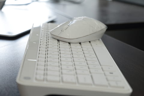La technologie, l'informatique, Composants, des ordinateurs, pc, réparation, la programmation, code, le web, Sécurité, virus, calculatrice, ordinateur, clavier, Souris, équipement informatique, Technologie sans fil, clavier d'ordinateur, lien, la communication, table, à l'intérieur, portable, bureau, fermer, personne, souris d'ordinateur, mise au point sélective, meubles, nature morte, affaires, réseau informatique, 5K, CC0, domaine public, libre de droits
