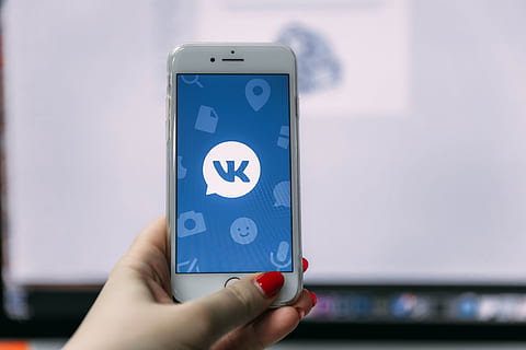 téléphone, La technologie, écran, toucher, dispositif, ordinateur, iphone, l'Internet, clavier, iphone8, vkontakte, réseaux sociaux, blanc, main humaine, la communication, main, se concentrer sur le premier plan, fermer, partie du corps humain, Technologie sans fil, en portant, représentation humaine, une personne, représentation, lien, journée, téléphone intelligent, dispositif d'information portable, bleu, symbole, en plein air, doigt, bouton poussoir, 5K, CC0, domaine public, libre de droits