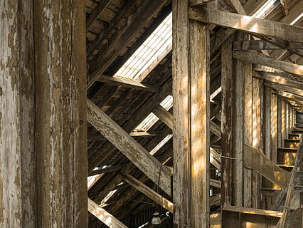 abandonné, bâtiment, pourriture, vide, rouille, ombre, lumière du soleil, la fenêtre, bois, en bois, bois - matériau, architecture, structure construite, personne, à l'intérieur, modèle, journée, plein cadre, arrière-plans, vieux, fermer, l'histoire, toit, le passé, plafond, faible angle de vue, poutre de toit, sous, 4K, CC0, domaine public, libre de droits