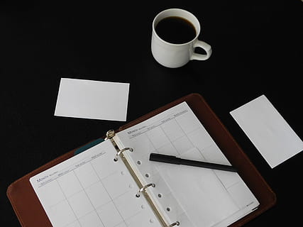 gli appunti, pianificazione, scrivere, lavoro, sviluppo, elenco, taccuino, sviluppare, attività commerciale, finanza, ufficio, casa, successo, bere, tazza, boccale, caffè, tazza di caffè, caffè - bevanda, rinfresco, tavolo, in casa, natura morta, carta, penna, cibo e bevande, vista dall'alto, nessuno, vuoto, comunicazione, tecnologia, matita, pubblicazione, tecnologia wireless, sfondo nero, bloc notes, 4K, CC0, dominio pubblico, privo di copyright