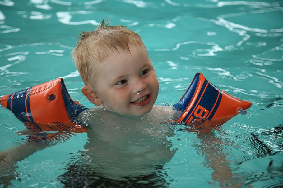 bambino, nuoto, braccioli, imparare, galleggiante, ragazzo, infanzia, ragazzi, uomini, una persona, maschi, acqua, ritratto, persone reali, attività di svago, stili di vita, piscina, colpo alla testa, guardando la fotocamera, sorridente, innocenza, all'aperto, galleggia sull'acqua, occhiali, bocca aperta, 2K