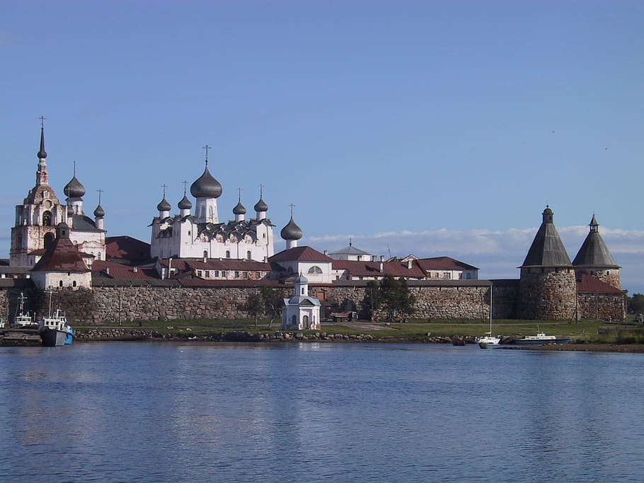 solovetsky, kloster, kupler, Rusland, arkitektur, bygget struktur, bygning udvendig, vand, religion, himmel, bygning, tro, sted for tilbedelse, spiritualitet, skyfri himmel, natur, blå, ingen mennesker, havnefronten, rejsemål, flod, udendørs, Spir, 1080P