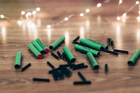 verde, plastic, material, în interior, lemn - material, Culoarea verde, selectiv, a închide, masa, nici o persoana, multi colorate, iluminat, grup mare de obiecte, pardoseală, să se concentreze asupra primelor elemente, variație, alegere, lumină - fenomen natural, natură moartă, lemn, echipamente de iluminat, tehnologie, creativitate, 4K, CC0, domeniu public, fără drepturi de autor