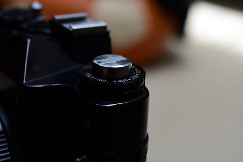 kamera, pendekatan, merapatkan, dalam ruangan, budaya seni dan hiburan, tidak ada orang, masih hidup, fokus pada latar depan, warna hitam, tema fotografi, teknologi, objek tunggal, fokus selektif, film kamera, peralatan fotografi, bergaya retro, bisnis, lensa - alat optik, kamera - peralatan fotografi, gulungan film, objek buatan manusia, kamera digital, 5K, CC0, domain publik, bebas royalti