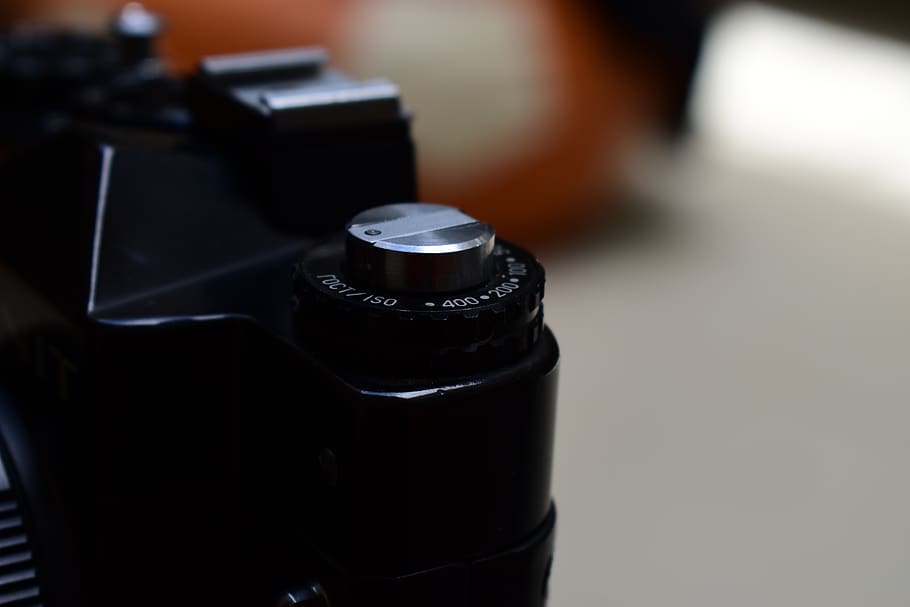 telecamera, approccio, avvicinamento, in casa, cultura artistica e intrattenimento, nessuno, natura morta, concentrarsi sulle conoscenze acquisite, colore nero, temi fotografici, tecnologia, singolo oggetto, messa a fuoco selettiva, pellicola della fotocamera, attrezzatura fotografica, in stile retrò, attività commerciale, obiettivo - strumento ottico, macchina fotografica - attrezzatura fotografica, bobina, Oggetto creato dall'uomo, Camera digitale, 5K