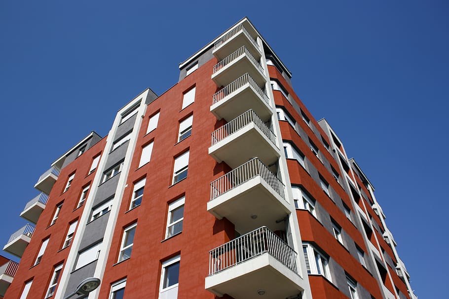 edifici, construcció, arquitectura, estructura construïda, exterior de l'edifici, cel clar, finestra, barri residencial, apartament, cel, ciutat, blau, cap gent, vista d’angle baix, casa, naturalesa, modern, Propietari de la vivenda, balcó, a l'aire lliure, dia, desenvolupament d’habitatges, funció de construcció, luxe, 4K
