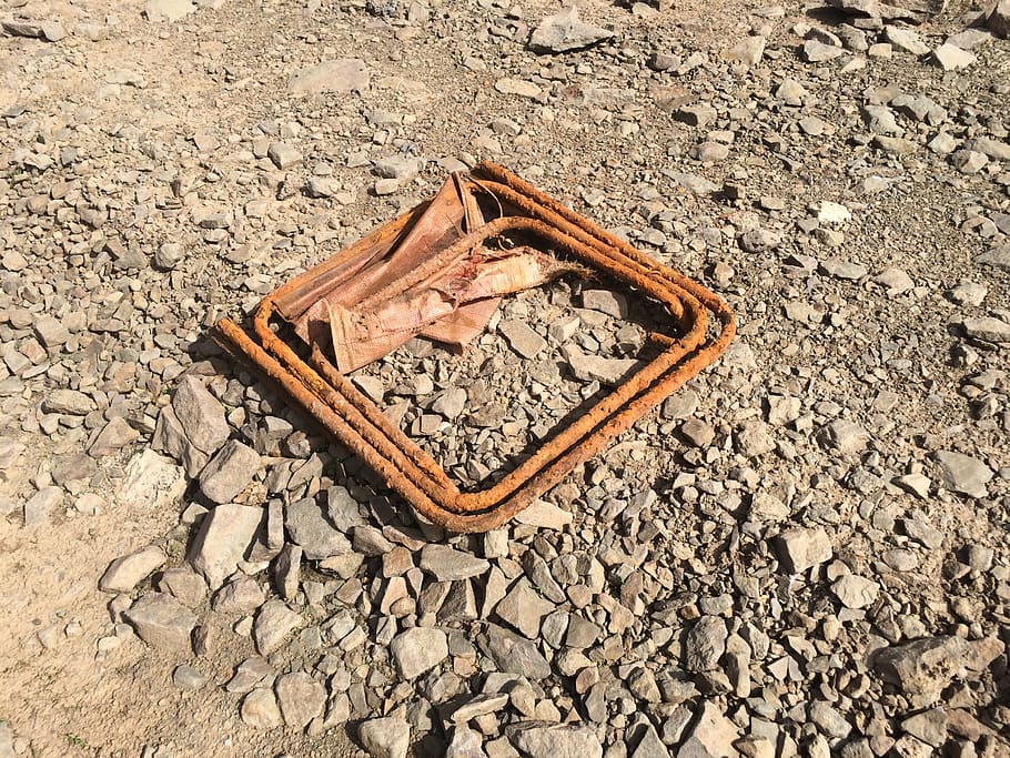 òxid, cadira, bàsic, edersee, marea baixa, vell, vista d’angle alt, sòlid, cap gent, natura morta, dia, naturalesa, pedra - objecte, terra, brutícia, primer pla, emoció, a l'aire lliure, directament a sobre, forma del cor, llum solar, emoció positiva, text, rock, forma, metall, grava, 2K