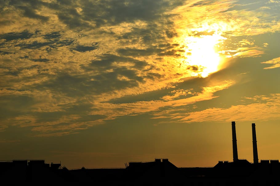 himmel, solnedgang, by, sky - himmel, silhuet, arkitektur, bygget struktur, bygning udvendig, orange farve, natur, ingen mennesker, fabrik, røgstabel, industri, skønhed i naturen, bygning, sollys, udendørs, scenics - natur, skorsten, forurening, 5K