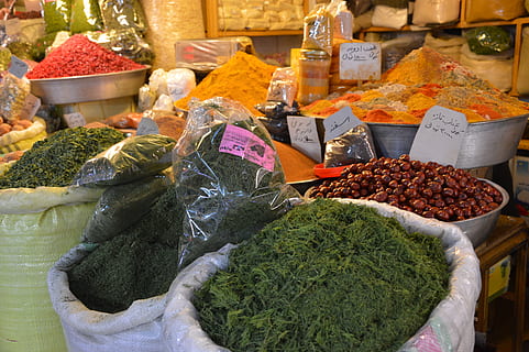 bazaar, oriënteren, kruiden, markt, keuze, variatie, eten en drinken, kleinhandel, voedsel, te koop, kruid, versheid, marktkraam, klein bedrijf, houder, geen mensen, bedrijf, gezond eten, grote groep objecten, overvloed, welzijn, kleinhandelsvertoning, arrangement, verkoop, plastieken zak, 5K, CC0, publiek domein, royaltyvrij