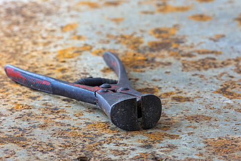 alicates, agut, ploma, full, eina, retro, rostit, vell, pinces, tallar, artesania, acer, treballar, taller, artesans, reparació, manualment, construcció, primer pla, metall, cap gent, eina de treball, natura morta, a l'interior, sol objecte, equipament, centrar-se en primer pla, rovellat, dia, color negre, Eina de mà, seguretat, vista d’angle alt, tir de l'estudi, clau anglesa, enfocament selectiu, agressió, 5K, CC0, domini públic, lliure de regalies