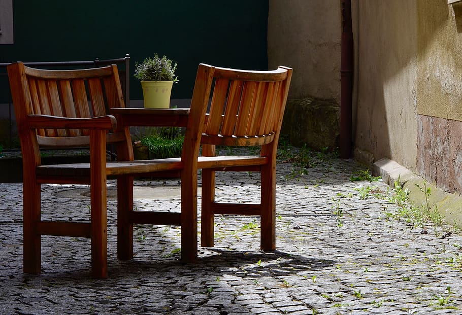 Hinterhof, hof, Bank, Frühling, brechen, sich ausruhen, Gelassenheit, sonnig, Stuhl, sitzen, Sitz, keine Leute, die Architektur, Tag, leeren, gebaute Struktur, Holz - Material, Natur, Abwesenheit, draußen, Kopfsteinpflaster, Pflanze, Tabelle, Möbel, Fußweg, Gebäude, braun, Wandbau - Funktion, Sonnenlicht, Pflasterstein, 4K