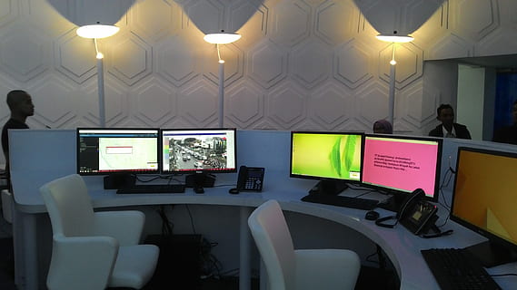 bandung, centro di comando, Tech, tecnologia, computer, schermo del computer, attrezzatura informatica, tavolo, in casa, illuminato, attività commerciale, comunicazione, mobilia, scrivania, tecnologia wireless, ufficio, computer fisso, attrezzatura per l'illuminazione, connessione, sedia, posto a sedere, schermo, lavoro, nessuno, luce, lampada elettrica, 2K, CC0, dominio pubblico, privo di copyright