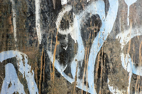 pintura, grafitti, textura, patró, resum, esprai, grunge, disseny, paret, artístic, graffiti, urbà, grungy, brut, modern, colorit, carrer, color, fons de grafits, vandalisme, blanc, pintat, creatiu, ferro, paret pintada, pintura d'esprai, dibuix, ciutat, creativitat, símbol, estil, fons, marc complet, cap gent, primer pla, tronc de l'arbre, dia, tronc, vell, art i artesania, arbre, resistent, a l'aire lliure, material de fusta, espatllat, talla - producte artesanal, funció de construcció de parets, aspre, efecte texturat, 4K, CC0, domini públic, lliure de regalies