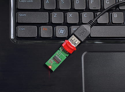 usb, pal, memòria, microchip, ordinador, portàtil, teclat, emmagatzematge, electrònica, tecnologia, dades, còpia de seguretat, connexió, digital, flaix, desmuntable, equips informàtics, comunicació, teclat d’ordinador, tecnologia sense fils, Finances, moneda de paper, negocis, moneda, a l'interior, cap gent, directament a sobre, primer pla, part de l’ordinador, natura morta, seguretat, clau d’ordinador, 2K, CC0, domini públic, lliure de regalies