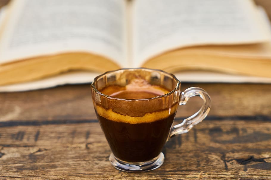 caffè, libro, tazza, leggere, studia, il lavoro, caldo, mattina, confortevole, prima colazione, carta, formazione scolastica, caffeina, letteratura, informazione, pagina, biblioteca, articolo, testo, libri, scuola, imparare, ricerca, alunno, bere, rinfresco, tavolo, cibo e bevande, caffè - bevanda, pubblicazione, in casa, avvicinamento, legno - materiale, natura morta, boccale, tazza di caffè, bicchiere, concentrarsi sulle conoscenze acquisite, nessuno, bevanda calda, vasellame, bevanda analcolica, 4K
