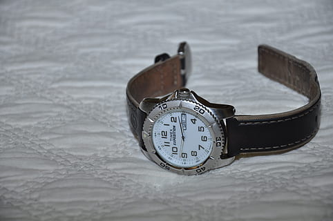 timp, ceas, reflecţie, timer, Afaceri, instrument de timp, în interior, natură moartă, nici o persoana, număr, pat, a închide, ceas de buzunar, ceas de mână, vedere în unghi mare, accesoriu personal, culoare alba, masa, precizie, textil, metal, fata de ceas, argintiu colorat, 4K, CC0, domeniu public, fără drepturi de autor