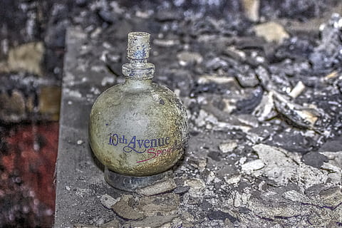 ein verlassener, Aussicht, Feuer, Text, westliche Schrift, Fokus auf den Vordergrund, keine Leute, Tag, Kommunikation, Container, solide, alt, High Angle View, Nahansicht, draußen, Rock, Glas - Material, Flasche, Stein - Objekt, Rock - Objekt, Straße, Metall, Etikette, Kieselstein, 2K, CC0, gemeinfrei, lizenzfrei