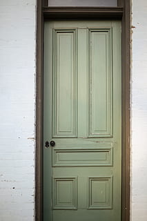 porta verda tancada, porta, mobles, armari, ceràmica, jar, gerro, planta, planta en test, cantonada, cadira, fusta, porta plegable, finestra, verd, metge, verd blavós, cortina, porta corredissa, instrument musical, entrada, protecció, arquitectura, tancat, seguretat, estructura construïda, casa, exterior de l'edifici, edifici, material de fusta, cap gent, dia, porta principal, a l'aire lliure, perilla, barri residencial, maneta, privadesa, 5K, CC0, domini públic, lliure de regalies