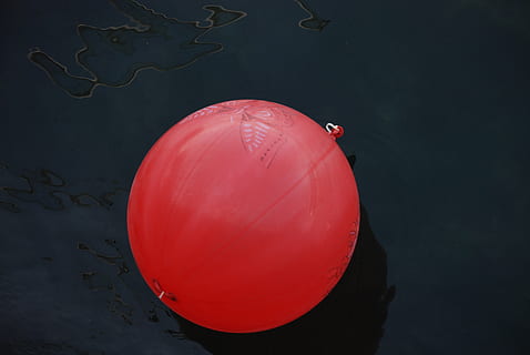 Palloncino, acqua, racconto, riflessione, rosso, nessuno, avvicinamento, natura, in casa, girato in studio, forma, singolo oggetto, sfondo nero, cielo, natura morta, vista dall'alto, notte, volante, mezz'aria, 4K, CC0, dominio pubblico, privo di copyright