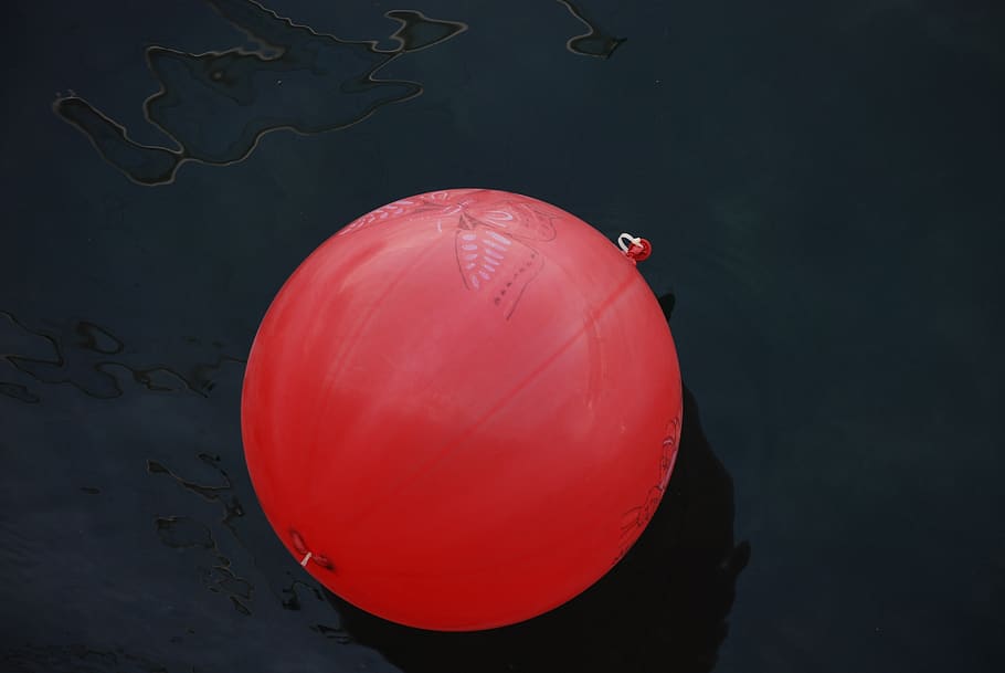 balón, voda, příběh, odraz, Červené, nikdo, detail, Příroda, uvnitř, studio shot, tvar, jeden objekt, černé pozadí, nebe, stálý život, vysoký úhel pohledu, noc, létající, střední vzduch, 4K