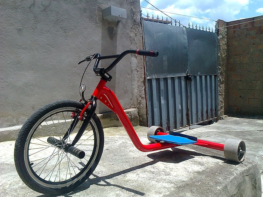 velotrol, tricicle, enginyer de software, bicicleta, transport, exterior de l'edifici, arquitectura, estructura construïda, vehicle terrestre, manera de transport, dia, cap gent, estacionari, naturalesa, llum solar, edifici, aparcament, funció de construcció de parets, ciutat, a l'aire lliure, paret, metall, ombra, roda, pneumàtic, 1080P