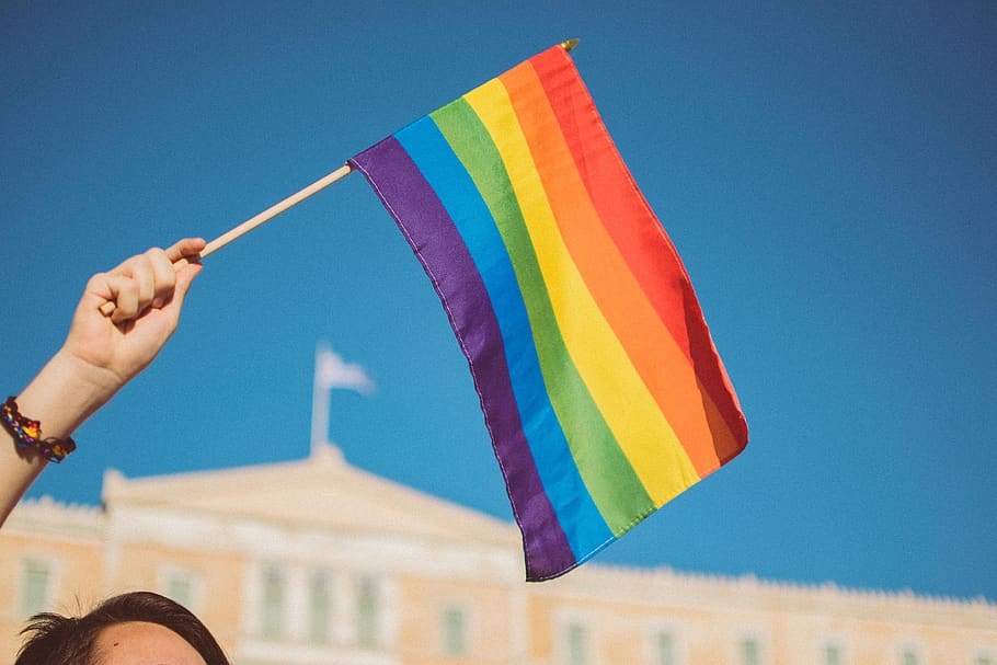 bandera, símbol, humà, persona, Grècia, Atenes, syntagma square, activitats de lleure, aventura, lgtb, orgull, arc de Sant Martí, lgtbq, dit, bandera americana, roba, paracaigudes, lliscament, teixir, part del cos humà, multicolor, una persona, mà, part del cos, mà humana, celebració, cel, centrar-se en primer pla, dia, extremitat humana, arquitectura, cel clar, exterior de l'edifici, naturalesa, membre, adult, a l'aire lliure, braç humà, braços aixecats, 5K