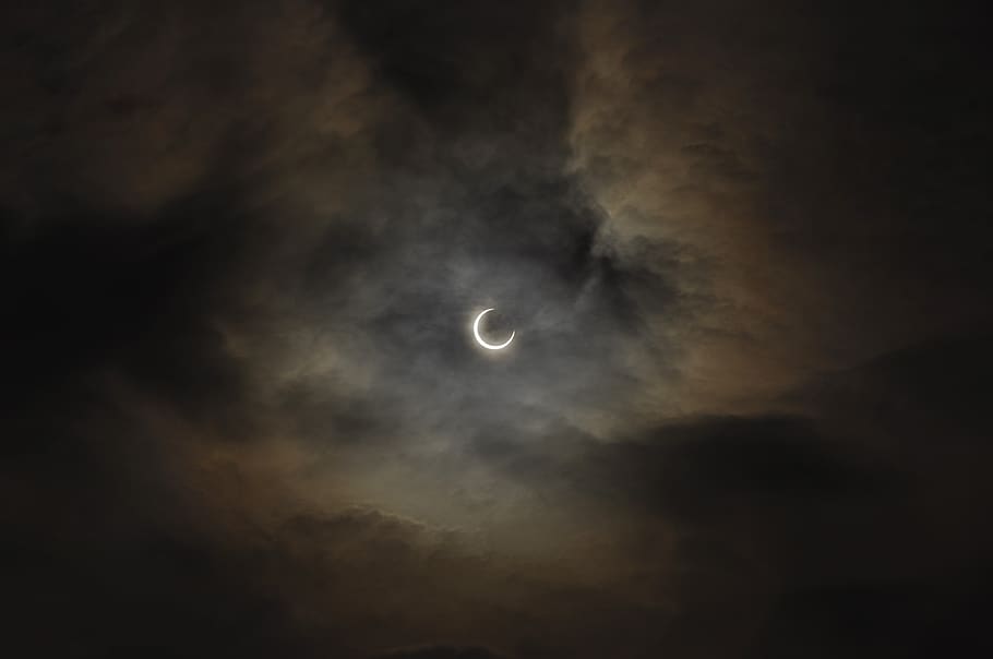 eclipsi solar total, 2012, Japó, nit, cel, lluna, bellesa a la natura, espai, vista d’angle baix, escenics - natura, astronomia, núvol - cel, cap gent, naturalesa, fenomen natural, fosc, tranquil·litat, a l'aire lliure, creixent, escena tranquil·la, eclipsi, corba, Lluna planetària, llum de la lluna, 4K
