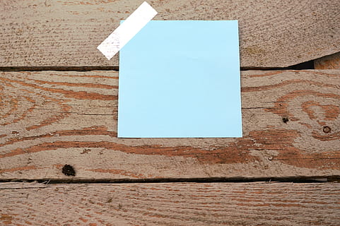 risposta, Nota, Stickies, elenco, Messaggio, casella di testo, vuoto, carta, pubblicalo, muro di legno, blu, legno - materiale, nessuno, giorno, struttura costruita, caratteristica della parete, architettura, muro di mattoni, luce del sole, parete, mattone, all'aperto, strutturato, modello, avvicinamento, ombra, esterno dell'edificio, Inquadratura dal basso, Marrone, 2K, CC0, dominio pubblico, privo di copyright