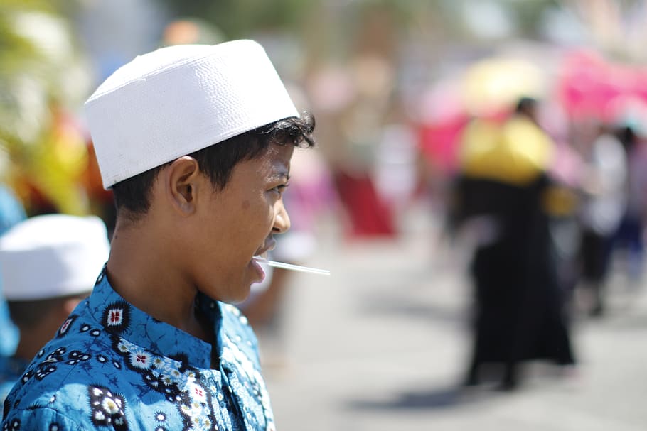 Junge, Moslem, Java, Islam, glücklich, asiatisch, traditionell, Religion, islamisch, Person, Kind, Menschen, Gesicht, Ramadan, Fokus auf den Vordergrund, Kopfschuss, zufällige Menschen, Kleidung, Porträt, Tag, echte Menschen, Erwachsene, Seitenansicht, Lebensstile, Hut, Frau, Männer, draußen, Wegschauen, junger Erwachsener, Freizeitbeschäftigung, soziale Themen, Profilansicht, 5K