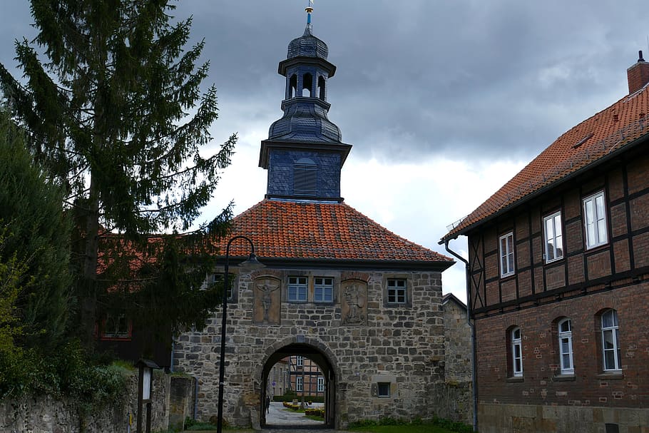 monestir, blankenburg, entrada, històricament, vell, arquitectura, estructura construïda, exterior de l'edifici, edifici, cel, arbre, naturalesa, núvol - cel, torre, planta, cap gent, vista d’angle baix, dia, el passat, finestra, història, espiritualitat, lloc de culte, creença, religió, a l'aire lliure, fletxa, 5K